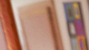 Osny Sorto besa a su madre, María Vásquez, quien nunca perdió la esperanza de que su hijo fuera liberado tras ser detenido por las autoridades migratorias. (Aurelia Ventura/La Opinion)