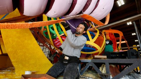 Guillermo Zapata es uno de las decenas de voluntarios que ayudan a decorar las carrozas del Desfile de las Rosas. (Aurelia Ventura/La Opinion)