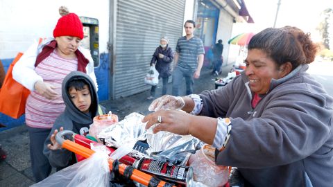 Marjorie Reyes se siente animada con la nueva ley que legaliza la venta ambulante en California. (Aurelia Ventura/La Opinion)