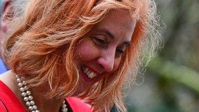 La reina Isabel II de Inglaterra y el niño protagonista del vídeo viral.