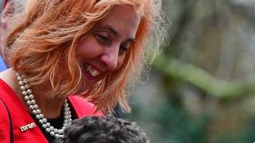 La reina Isabel II de Inglaterra y el niño protagonista del vídeo viral.