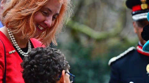 La reina Isabel II de Inglaterra y el niño protagonista del vídeo viral.