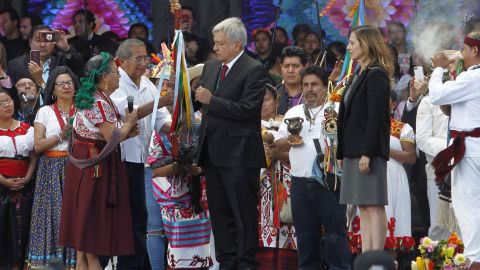 AMLO al recibir el Bastón de mando.