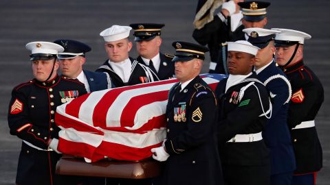 La guardia de honor carga el ataúd de George H.W. Bush.