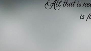 LAPD muestra las drogas, armas y efectivo confiscados.