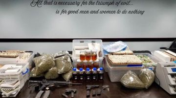 LAPD muestra las drogas, armas y efectivo confiscados.