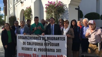 Líderes de la comunidad migrante mexicana en Los Ángeles alzaron sus voces para exigir al gobierno mexicano que el programa 3x1 siga pero reformado para que dé más acceso y sea más transparente. (Araceli Martínez/La Opinión).