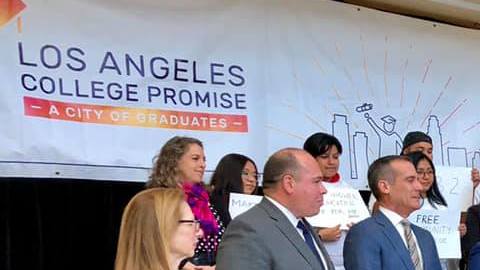 El asambleísta Miguel Santiago (centro) junto a politicos y representantes educativos promueven la AB 2. (Suministrada)