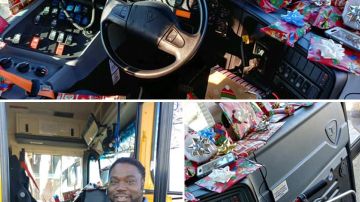 Conductor de autobús regala juguetes a los niños.