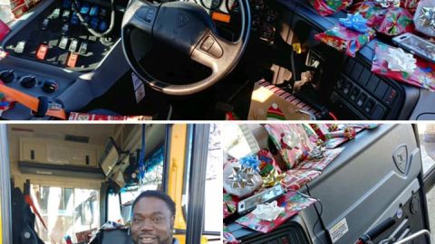 Conductor de autobús regala juguetes a los niños.
