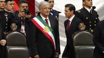 Andrés Manuel López Obrador, presidente de México con su antecesor. Enrique Peña Nieto.