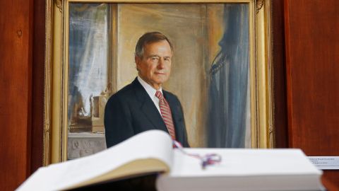 Un retrato junto al libro de condolencias en la Biblioteca Presidencial George H.W. Bush.