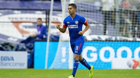 El jugador de Cruz Azul, Elías Hernández, celebra una anotación ante Querétaro en el estadio Azteca.