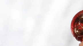 El jugador croata del Real Madrid Luka Modric con su trofeo del Balón de Oro.