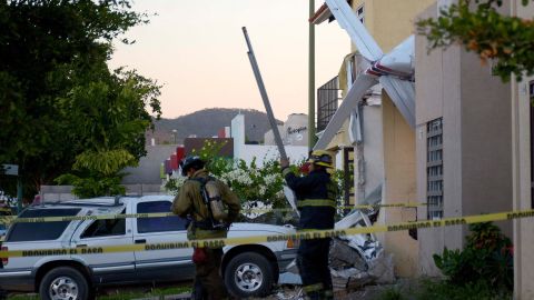 Bomberos inspeccionan la zona del accidente