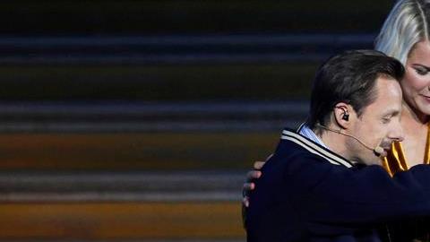 Martin Solveig la hizo pasar a Ada Hegerberg un momento incómodo durante la premiación