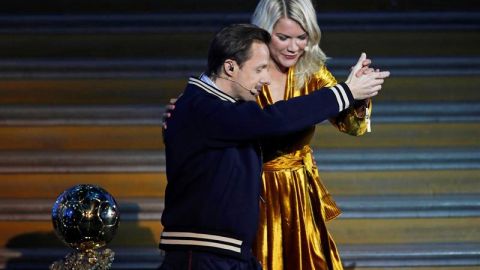 Martin Solveig la hizo pasar a Ada Hegerberg un momento incómodo durante la premiación