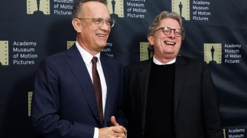 El actor Tom Hanks y el director del Museo del Cine de la Academia, Kerry Brougher, posan durante el acto de presentación de la fachada del futuro museo.