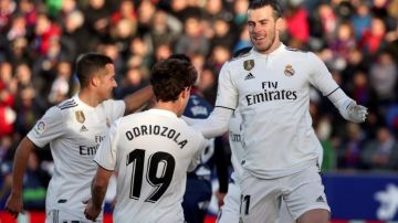 El delantero galés del Real Madrid Gareth Bale celebra un gol contra el Huesca.