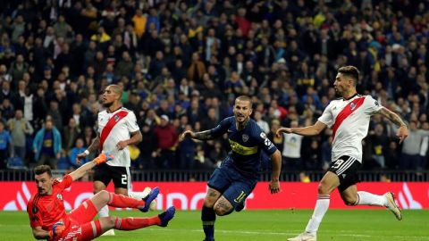 El delantero de Boca Juniors, Dario Benedetto celebra tras marcarle a River en el estadio Santiago Bernabeu de Madrid.