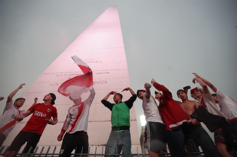 Aficionados celebran en el Obelisco de Buenos Aires la victoria de River Plate en la Copa Libertadores. 