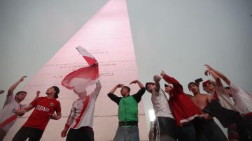 Aficionados celebran en el Obelisco de Buenos Aires la victoria de River Plate en la Copa Libertadores.