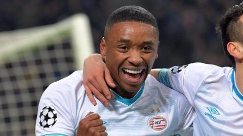 Hirving Lozano del PSV Eindhoven celebra tras anotar ante el Inter en Champions.