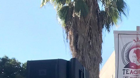 Maestros de Los Ángeles demandan mejores condiciones en las escuelas.