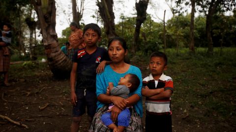 Claudia Marroquín de 27 años madre de Jakelin, junto a sus otros 3 hijos en el caserío. EFE