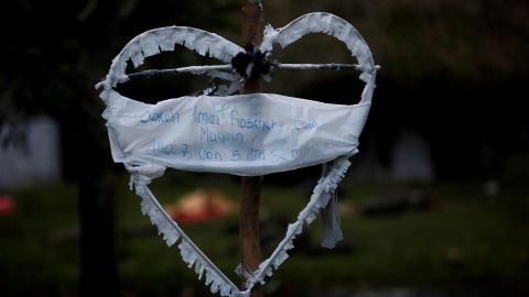 Un corazón blanco con el nombre de Jakelín la recuerda en su pueblo. EFE