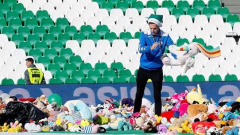 Miles de peluches fueron arrojados a la cancha del estadio Benito Villamarín