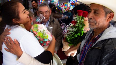 Estela Sánchez, de Hidalgo,  abraza a su madre Eustasia Trejo, en Pasadena.