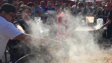 Chefs prepararon paella para los miles de migrantes centroamericanos que llegaron a la ciudad mexicana de Tijuana hace ya más de un mes