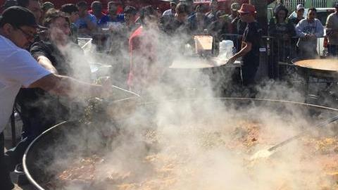 Chefs prepararon paella para los miles de migrantes centroamericanos que llegaron a la ciudad mexicana de Tijuana hace ya más de un mes