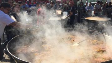 Chefs prepararon paella para los miles de migrantes centroamericanos que llegaron a la ciudad mexicana de Tijuana hace ya más de un mes