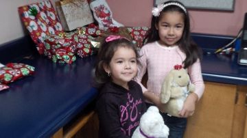 La niña Dayami (d), de 8 años, junto a su hermana Ximena (i), 4.