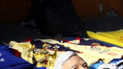 Las máscaras de AMLO se venden como pan caliente en el Estadio Azteca.