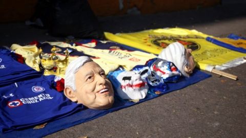 Las máscaras de AMLO se venden como pan caliente en el Estadio Azteca.