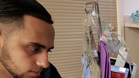 Ali Hassan junto a su hijo Abdullah quien se encuentra grave en un hospital de Oakland, California. (@CAIRSacramento)
