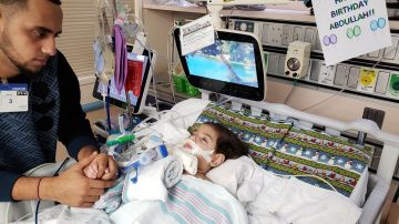 Ali Hassan junto a su hijo Abdullah quien se encuentra grave en un hospital de Oakland, California. (@CAIRSacramento)