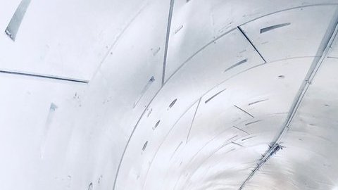 Elon Musk dio una demostración ayer de su muy anticipado sistema de transporte subterráneo que utiliza túneles para llevar autos y pasajeros de un punto a otro.(@ElonMusk)