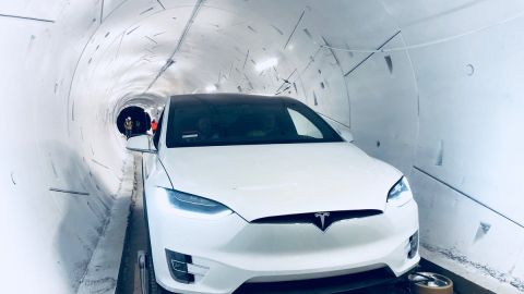 Elon Musk dio una demostración ayer de su muy anticipado sistema de transporte subterráneo que utiliza túneles para llevar autos y pasajeros de un punto a otro.(@ElonMusk)
