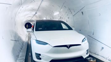 Elon Musk dio una demostración ayer de su muy anticipado sistema de transporte subterráneo que utiliza túneles para llevar autos y pasajeros de un punto a otro.(@ElonMusk)