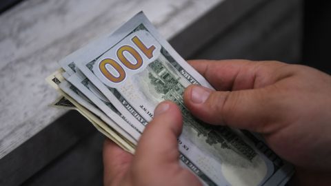 El salario mínimo en California subirá a 12 dólares la hora para empresas con más de 26 empleados.