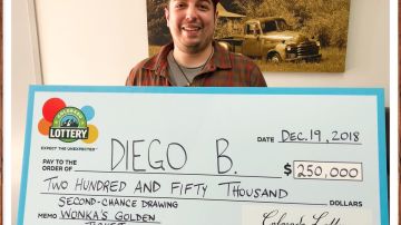 Diego B, de Denver, con su gran premio de lotería.