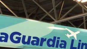 El aeropuerto LaGuardia reanuda operaciones tras explosión en Queens.