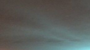 El increíble resplandor en el cielo tras la explosión de una planta en Queens.