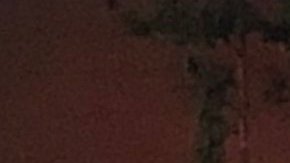 Las imágenes del área muestran escombros esparcidos por la calle, donde cuatro autos sufrieron daños. (@ABC7)