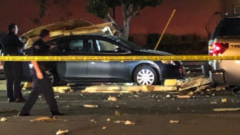 Las imágenes del área muestran escombros esparcidos por la calle, donde cuatro autos sufrieron daños. (@ABC7)