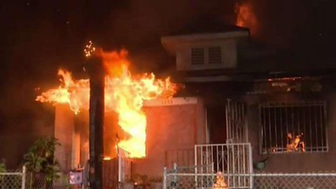Cuatro personas siguen hospitalizadas tras el incendio. (@NBCLA)